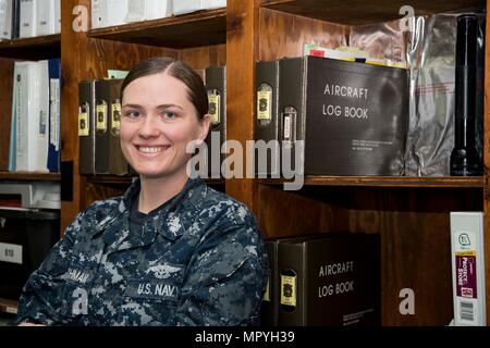 170425-N-JD834-002 NAVAL AIR FACILITY Atsugi, Giappone (25 aprile 2017) la manutenzione aeronautica Administrationman 1a classe Amy Kretchman, registri e documentazione che portano petty officer per elicottero mare squadrone di combattimento (HSC) 12 Golden falchi, da Pekin, Ill., comporta per un ritratto ambientale nel suo ufficio. Kretchman era stato annunciato come uno dei cinque destinatari del 2017 Navy visionario Leadership awards. (U.S. Foto di Marina di Massa lo specialista di comunicazione 2a classe Michael Doan/RILASCIATO) Foto Stock