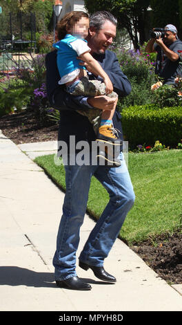 Gwen Stefani e Blake Shelton prendere i bambini alla chiesa in Los Angeles con: Blake Shelton, Apollo Bowie Flynn Rossdale dove: West Hollywood, California, Stati Uniti quando: 22 Apr 2018 Credit: WENN.com Foto Stock