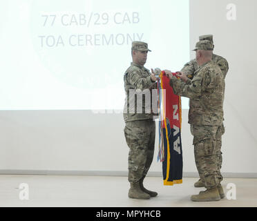 Col. Contrassegnare Beckler e il comando Sgt. Grandi Steven McKenna svelata la ventinovesima combattere la Brigata Aerea dei colori durante il loro trasferimento di autorità cerimonia tenutasi il 23 aprile. Il TOA segnala il trasferimento di responsabilità per il teatro di operazioni di aviazione dall'uscita di 77th cabina. Camp Buehring, Kuwait (US. Foto dell'esercito da Staff Sgt. E Isotta Reyes, 29 Combattere la Brigata Aerea, Affari pubblici) Foto Stock