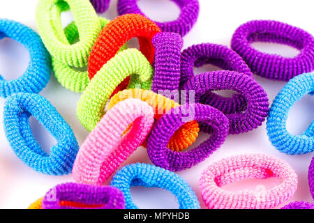 I capelli multicolori di bande di gomma raggruppate close-up Foto Stock