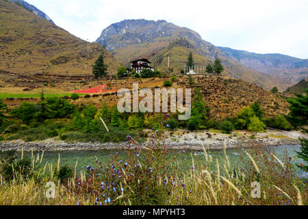 Paro Chhu o Paro fiume accanto alla montagna a paro in Bhutan. Foto Stock