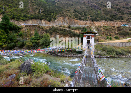 Sospensione di ferro Ponte sul Fiume di Paro (Paro Chhu) sul modo di Thimphu da Paro. Il Bhutan Foto Stock