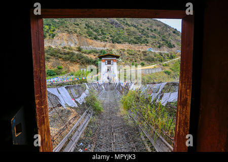 Sospensione di ferro Ponte sul Fiume di Paro (Paro Chhu) sul modo di Thimphu da Paro. Il Bhutan Foto Stock