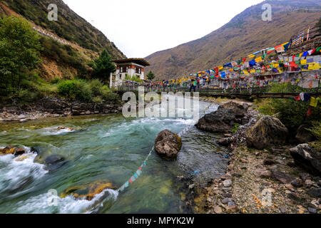 Sospensione di ferro Ponte sul Fiume di Paro (Paro Chhu) sul modo di Thimphu da Paro. Il Bhutan Foto Stock