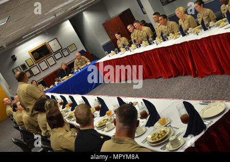 Il Jacksonville, Florida (26 aprile 2017) - Comandante, Navy Medicina Orientale, Adm posteriore. Anne Swap, frequenta un servizio medico Corps pranzo presso l'Ospedale Navale di Jacksonville. Il servizio medico Corps è il più altamente variato corps in medicina della marina, con 31 diverse specialità, nelle aree della sanità amministrazione, health care la scienza e le cure cliniche. (U.S. Navy foto di Giacobbe Sippel, Ospedale Navale di Jacksonville/RILASCIATO). Foto Stock