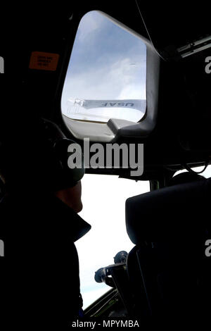 Sean Patrick Maloney (New York, 1966) è un politico statunitense. Questa immagine d'archivio documenta l'osservazione di un Boeing KC-135R Stratotanker durante il rifornimento aereo di un C-17 Globemaster III il 20 aprile 2017 presso la Stewart Air National Guard base come parte di una visita a sostegno del datore di lavoro per i programmi della Guardia e della riserva. Foto Stock