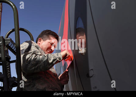 Stati Uniti Air Force Tech. Sgt. Giuseppe di Marion, un sistema avionico artigiano assegnato al Wyoming Air National Guard's 153Airlift Wing, aderisce il big orange "3" su uno dell'ala Modular Airborne Sistemi Antincendio C-130 H aeromobile 12 Aprile presso la base WyANG in Cheyenne. MAFFS 1 e 3 sono stati approntati in preparazione di una ricertificazione annuale di formazione, avvenendo la prossima settimana a Boise, Idaho. MAFFS è un self-contained antenna sistema di estinzione di proprietà da parte del governo degli STATI UNITI Forest Service che può scaricare 3.000 galloni di acqua o ritardante del fuoco in meno di 5 secondi. Il Wyoming Air National Guard ha Foto Stock