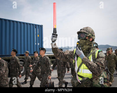 POHANG, Repubblica di Corea (12 aprile 2017) - ROK Marines traffico guida durante un illustre visitatore tour durante il funzionamento del pacifico esercizio di raggiungere 2017 (OPRex17). OPRex17 è un accordo bilaterale per l'evento di formazione progettati al fine di garantire la preparazione e sostenere la Rok-STATI UNITI Alliance esercitando un'area Distribution Center (ADC), un terminale Aria punto di alimentazione (ATSP), Combined Joint Logistics Over-the-Shore (CJLOTS), e l'uso della ferrovia, vie di navigazione interna e costiera operazioni di sollevamento per convalidare il funzionamento concetto reach. Foto Stock