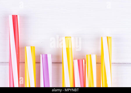 Cocktail multicolore tubi su sfondo bianco. Close up Foto Stock