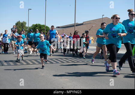 La Gioventù e Teen Center hosted girare per i pezzi, un divertente correre e camminare che mira ad accrescere la consapevolezza per i bambini che sono nello spettro dell'autismo il 22 aprile 2017 a Holloman Air Force Base, N.M. La corsa è stata seguita da Carnival-style eventi inclusi viso dipinti, il palloncino animale e la creazione di un fun Photo Booth. (U.S. Air Force foto di Airman 1. Classe Ilyana A. Escalona) Foto Stock