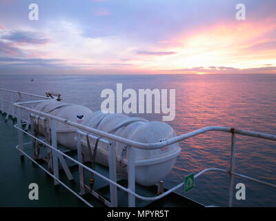 Sunset over Holderness dal carico di una nave in arrivo l'Humber Estuary, REGNO UNITO Foto Stock