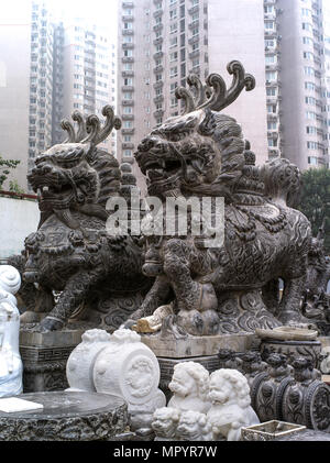 Situato a ovest di Panjiayuan Bridge e a sud della East Third Ring Road, Panjiayuan mercatino di Antiquariato è molto accessibile. Il mercato si occupa principalmente i Foto Stock