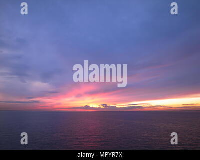 Sunset over Holderness dal carico di una nave in arrivo l'Humber Estuary, REGNO UNITO Foto Stock