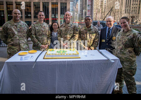 La città di NEW YORK, NY (23 aprile 2017) - Lt. Gen Charles Luckey, capo dell'esercito di riserva, e Sgt. 1. Classe Joshua Moeller, 2016 esercito non-comissioned ufficiale dell'anno, celebrare l'esercito della riserva 109° compleanno presso i Fox Studios. (U.S. Foto dell'esercito da Cpl. Timothy Yao) Foto Stock