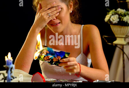 Ricordi di nozze. Cuore spezzato donna. Family Break Up. Foto Stock