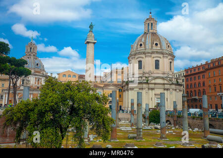 Le colonne del Foro di Traiano rivolta verso la Chiesa del Santissimo Nome di Maria al Foro Traiano a Roma Foto Stock