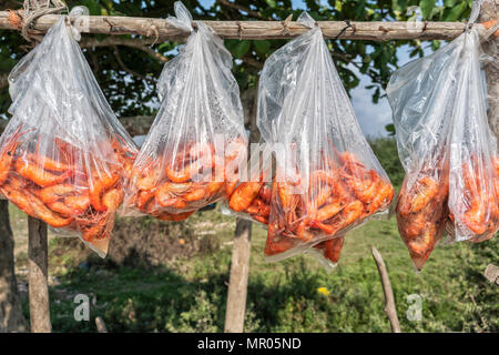 African street market, vendita di gamberi di fiume. Foto Stock
