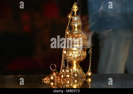 Incensiere/ turibolo/ kadylo, incenso bruciatore, utilizzato durante il greco liturgia ortodossa Foto Stock
