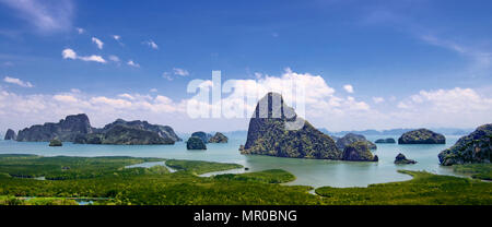 Vista panoramica spettacolare paesaggio carsico calcareo attraversato da Samet Nangshe viewpoint Phang Nga Bay Thailandia Foto Stock