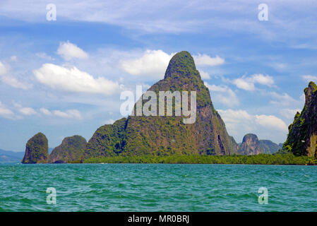 Spettacolare alti carsico calcareo di Phang Nga Bay National Park Thailandia Foto Stock