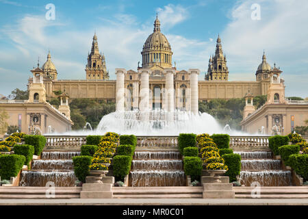 Barcellona Plaça de Espanya, il museo nazionale con la fontana magica nel pomeriggio a Barcellona. Spagna. Famoso punto di riferimento in Spagna. Foto Stock