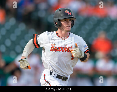 23 maggio 2018: Sam Houston San infielder Trey Ochoa (9) durante il 2018 Southland Conference Championships. Il gioco 3 New Orleans vs Sam Houston al campo di costellazione di Sugar Land, Texas. No. 8 New Orleans corsari sconvolto il No. 1 Sam Houston membro 4-3 in dieci inning, qualcosa non è accaduto poiché 2015 Foto Stock