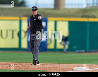 23 maggio 2018: arbitro Ron Teague in prima base durante il 2018 Southland Conference Championships. Il gioco 3 New Orleans vs Sam Houston al campo di costellazione di Sugar Land, Texas. No. 8 New Orleans corsari sconvolto il No. 1 Sam Houston membro 4-3 in dieci inning, qualcosa non è accaduto poiché 2015 Foto Stock