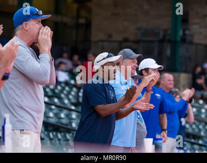 23 maggio 2018: New Orleans corsari ventole celebrando la vittoria durante il 2018 Southland Conference Championships. Il gioco 3 New Orleans vs Sam Houston al campo di costellazione di Sugar Land, Texas. No. 8 New Orleans corsari sconvolto il No. 1 Sam Houston membro 4-3 in dieci inning, qualcosa non è accaduto poiché 2015 Foto Stock