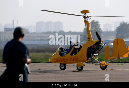 Anyang, la Cina della Provincia di Henan. Xxiv Maggio, 2018. Un appassionato di aviazione atterra dopo una prova per il decimo sport aerei Turismo Culturale Festival di Anyang, centrale cinese della Provincia di Henan, 24 maggio 2018. La tre giorni di air show inizia il 25 maggio. Credito: Li Un/Xinhua/Alamy Live News Foto Stock