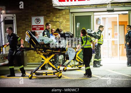 A Mississauga, in Canada. Xxiv Maggio, 2018. Vittime dell attentato a Bombay europea bhel arrivano al Sunnybrook Trauma Center. Quindici persone erano accorsi in ospedale, 3 in condizione critica, dopo che una bomba è esplosa a Mississauga, in Canada, ristorante indiano. L'esplosione avvenuta circa 10:30 pm nella periferia di Toronto, a ovest della città. Forze di polizia sono alla ricerca di due sospetti. Credito: Victor Biro/ZUMA filo/Alamy Live News Foto Stock