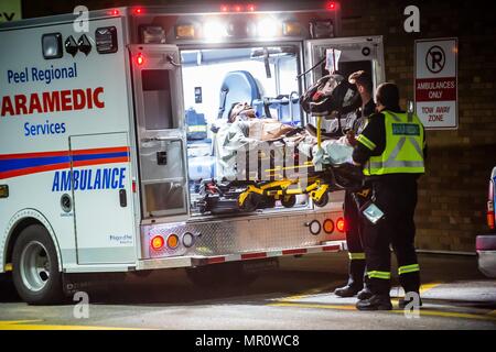 A Mississauga, in Canada. Xxiv Maggio, 2018. Vittime dell attentato a Bombay europea bhel arrivano al Sunnybrook Trauma Center. Quindici persone erano accorsi in ospedale, 3 in condizione critica, dopo che una bomba è esplosa a Mississauga, in Canada, ristorante indiano. L'esplosione avvenuta circa 10:30 pm nella periferia di Toronto, a ovest della città. Forze di polizia sono alla ricerca di due sospetti. Credito: Victor Biro/ZUMA filo/Alamy Live News Foto Stock