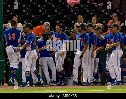 23 maggio 2018: Houston banco Battista celebra la corsa durante il 2018 Southland Conference Championships. Il gioco 4 Houston Baptist University vs Arkansas centrale al campo di costellazione di Sugar Land, Texas. Houston Battista ha vinto in sette inning 14 - 4 Foto Stock