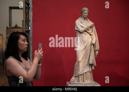 Atene. 23 Maggio, 2018. La foto è stata scattata il 23 Maggio 2018 mostra un visitatore di scattare le foto di una statua in marmo presso il Museo Nazionale Archeologico di Atene in Grecia. Situato nel centro di Atene, il Museo Archeologico Nazionale ospita più di 20.000 reperti, tra cui la più bella collezione di antichità greca. Credito: Lefteris Partsalis/Xinhua/Alamy Live News Foto Stock