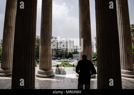 Atene. 23 Maggio, 2018. La foto è stata scattata il 23 Maggio 2018 mostra le colonne del Museo Nazionale Archeologico di Atene in Grecia. Situato nel centro di Atene, il Museo Archeologico Nazionale ospita più di 20.000 reperti, tra cui la più bella collezione di antichità greca. Credito: Lefteris Partsalis/Xinhua/Alamy Live News Foto Stock