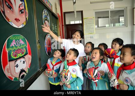 Liaochen, Liaochen, Cina. 25 Maggio, 2018. Liaocheng, Cina-25Maggio 2018: gli studenti imparano a vernice Opera di Pechino le maschere in Liaocheng, est della Cina di Provincia dello Shandong. Credito: SIPA Asia/ZUMA filo/Alamy Live News Foto Stock