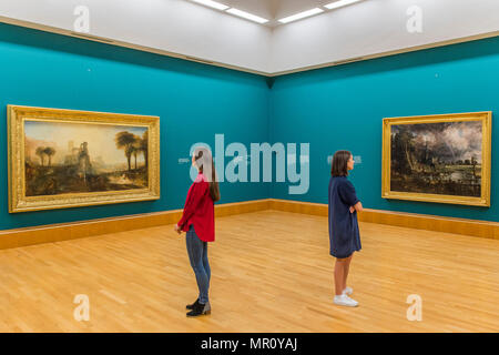 Londra, Regno Unito. 25 Maggio, 2018. Constable la Cattedrale di Salisbury dai prati 1831 ritorna alla Tate Britain seguendo i suoi cinque anni di cammino attraverso il Regno Unito, come parte del programma aspirano. Esso è stato visto da oltre un milione di visitatori da quando è iniziato il suo tour nel 2013.Il dipinto viene mostrato a fianco di Turner Caligola il palazzo e il ponte, anche 1831, in un nuovo display, il fuoco e l acqua, segnando la prima associazione di queste due opere in quanto essi sono stati esposti oltre 180 anni fa. Credito: Guy Bell/Alamy Live News Foto Stock