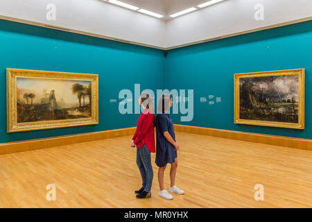 Londra, Regno Unito. 25 Maggio, 2018. Constable la Cattedrale di Salisbury dai prati 1831 ritorna alla Tate Britain seguendo i suoi cinque anni di cammino attraverso il Regno Unito, come parte del programma aspirano. Esso è stato visto da oltre un milione di visitatori da quando è iniziato il suo tour nel 2013.Il dipinto viene mostrato a fianco di Turner Caligola il palazzo e il ponte, anche 1831, in un nuovo display, il fuoco e l acqua, segnando la prima associazione di queste due opere in quanto essi sono stati esposti oltre 180 anni fa. Credito: Guy Bell/Alamy Live News Foto Stock