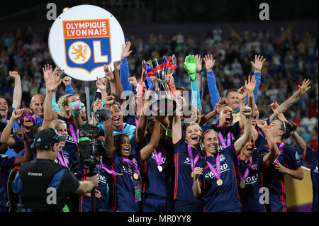 Gioia finale Gruppo di Lione con trofeo durante il femminile UEFA Champions League match finale tra il VfL Wolfsburg 1-4 Olympique Lione a Valeriy Lobanovskyi Dynamo Stadium di Kiev, in Ucraina, il 24 maggio 2018. (Foto di Maurizio Borsari/AFLO) Foto Stock