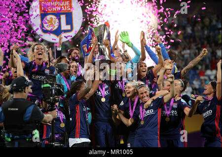 Gioia finale Gruppo di Lione con trofeo durante il femminile UEFA Champions League match finale tra il VfL Wolfsburg 1-4 Olympique Lione a Valeriy Lobanovskyi Dynamo Stadium di Kiev, in Ucraina, il 24 maggio 2018. (Foto di Maurizio Borsari/AFLO) Foto Stock