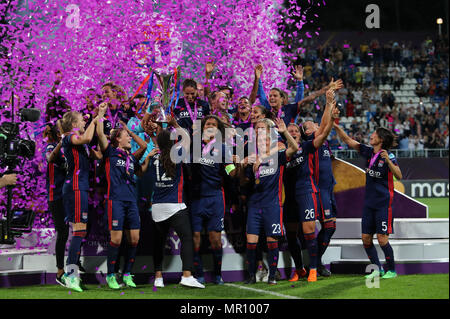 Gioia finale Gruppo di Lione con trofeo durante il femminile UEFA Champions League match finale tra il VfL Wolfsburg 1-4 Olympique Lione a Valeriy Lobanovskyi Dynamo Stadium di Kiev, in Ucraina, il 24 maggio 2018. (Foto di Maurizio Borsari/AFLO) Foto Stock