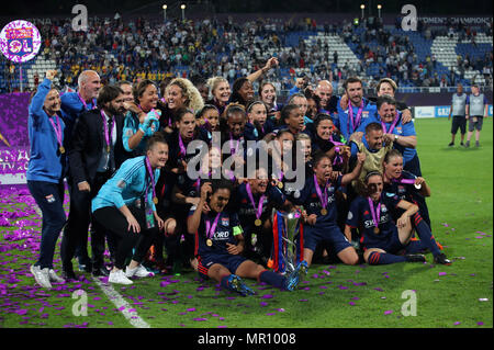 Gioia finale Gruppo di Lione con trofeo durante il femminile UEFA Champions League match finale tra il VfL Wolfsburg 1-4 Olympique Lione a Valeriy Lobanovskyi Dynamo Stadium di Kiev, in Ucraina, il 24 maggio 2018. (Foto di Maurizio Borsari/AFLO) Foto Stock