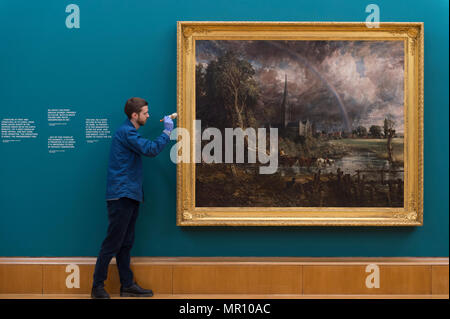 Tate Britain, Londra, Regno Unito. 25 Maggio, 2018. Constable la Cattedrale di Salisbury dai prati 1831 è mostrato a fianco di Turner Caligola il palazzo e il ponte, anche 1831, in un nuovo display, il fuoco e l acqua, segnando la prima associazione di queste due opere in quanto essi sono stati esposti oltre 180 anni fa. Credito: Malcolm Park/Alamy Live News. Foto Stock