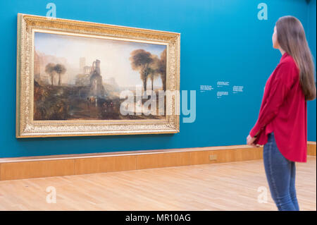 Tate Britain, Londra, Regno Unito. 25 Maggio, 2018. Constable la Cattedrale di Salisbury dai prati 1831 è mostrato a fianco di Turner Caligola il palazzo e il ponte, anche 1831, in un nuovo display, il fuoco e l acqua, segnando la prima associazione di queste due opere in quanto essi sono stati esposti oltre 180 anni fa. Credito: Malcolm Park/Alamy Live News. Foto Stock