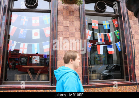 Wimbledon Londra,UK. 25 maggio 2018. Bunting per 32 associati alla promozione delle nazioni del 2018 Russia World Cup sono visualizzati in un pub di Wimbledon come inizia il conto alla rovescia fino all'inizio del grande torneo internazionale di calcio che inizia il 14 giugno 2018 Credit: amer ghazzal/Alamy Live News Foto Stock