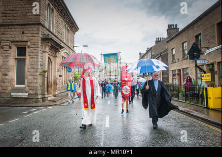 "Delph, UK. 25 maggio 2018. I ministri hanno in testa alla processione lungo la strada alta durante l'annuale "Pentecoste" passeggiate attraverso il villaggio di "Delph nel distretto di Saddleworth, Greater Manchester. Credito: Matthew Wilkinson/Alamy Live News Foto Stock