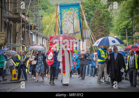 "Delph, UK. 25 maggio 2018. I ministri hanno in testa alla processione lungo la strada alta durante l'annuale "Pentecoste" passeggiate attraverso il villaggio di "Delph nel distretto di Saddleworth, Greater Manchester. Credito: Matthew Wilkinson/Alamy Live News Foto Stock