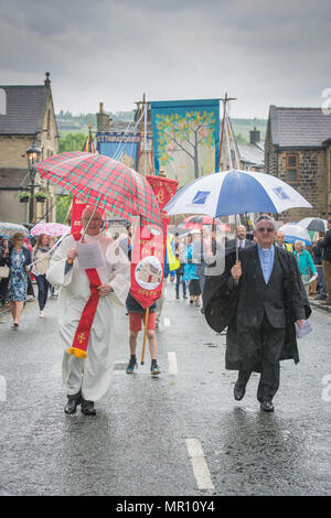 "Delph, UK. 25 maggio 2018. I ministri hanno in testa alla processione lungo la strada alta durante l'annuale "Pentecoste" passeggiate attraverso il villaggio di "Delph nel distretto di Saddleworth, Greater Manchester. Credito: Matthew Wilkinson/Alamy Live News Foto Stock