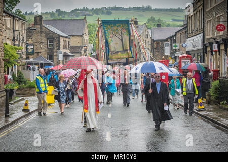 "Delph, UK. 25 maggio 2018. I ministri hanno in testa alla processione lungo la strada alta durante l'annuale "Pentecoste" passeggiate attraverso il villaggio di "Delph nel distretto di Saddleworth, Greater Manchester. Credito: Matthew Wilkinson/Alamy Live News Foto Stock