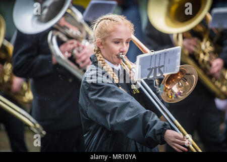 "Delph, UK. 25 maggio 2018. Un membro di una banda di ottoni suona come si cammina lungo la processione durante l'annuale "Pentecoste" passeggiate attraverso il villaggio di "Delph nel distretto di Saddleworth, Greater Manchester. Credito: Matthew Wilkinson/Alamy Live News Foto Stock