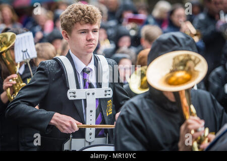 "Delph, UK. 25 maggio 2018. Un membro di una banda di ottoni suona come si cammina lungo la processione durante l'annuale "Pentecoste" passeggiate attraverso il villaggio di "Delph nel distretto di Saddleworth, Greater Manchester. Credito: Matthew Wilkinson/Alamy Live News Foto Stock